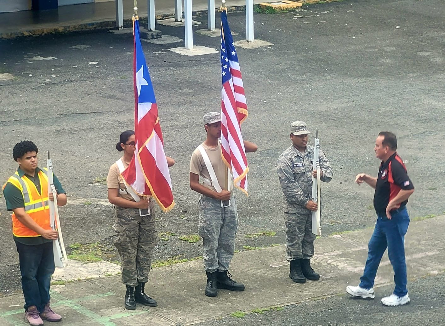 Actividad cívica con banderas de Puerto Rico y Estados Unidos