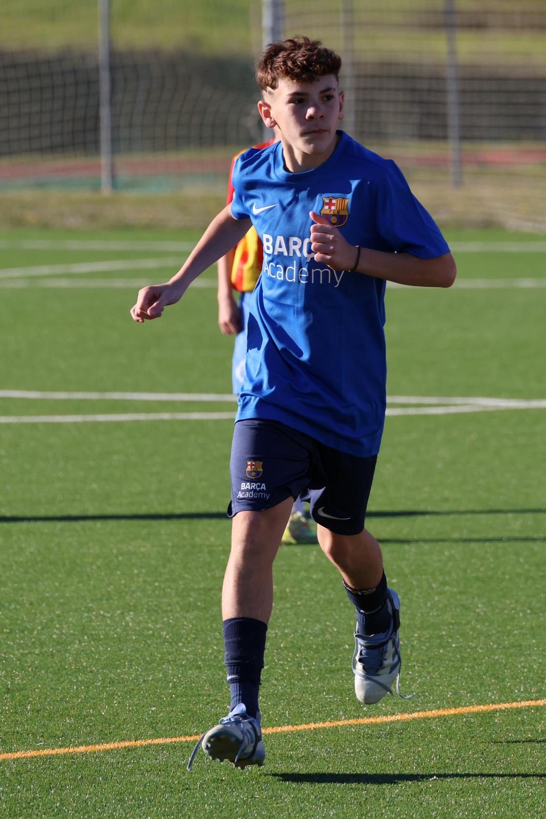 Estudiante participando en fútbol